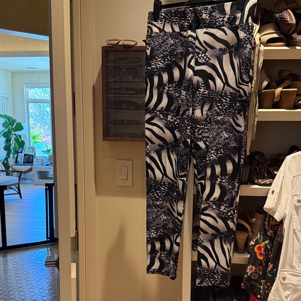 Frank Lyman Design Black and White Zebra Print Cropped Pants